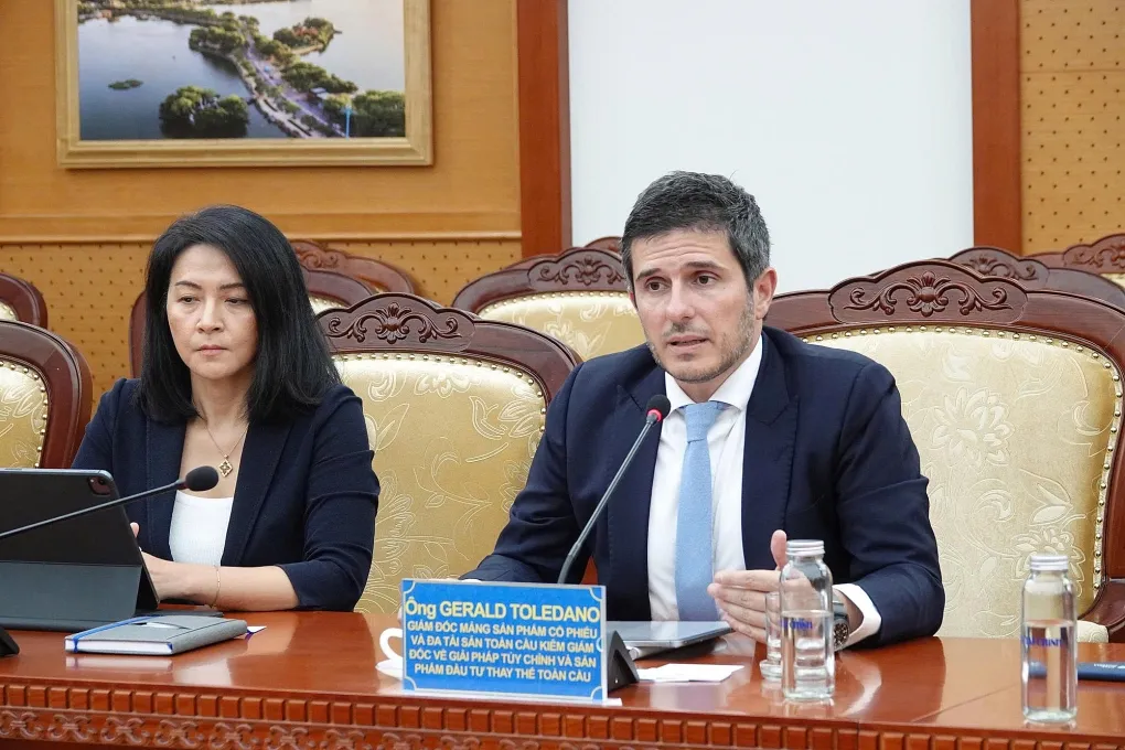 Đại diện FTSE Russell phát biểu tại cuộc gặp, ngày 17/7. Ảnh: MOF