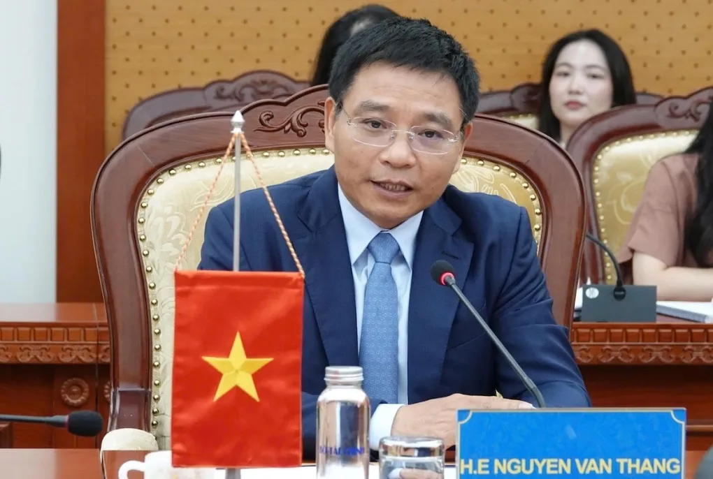 Minister of Finance Nguyen Van Thang at a meeting with FTSE Russell representatives, July 17. 